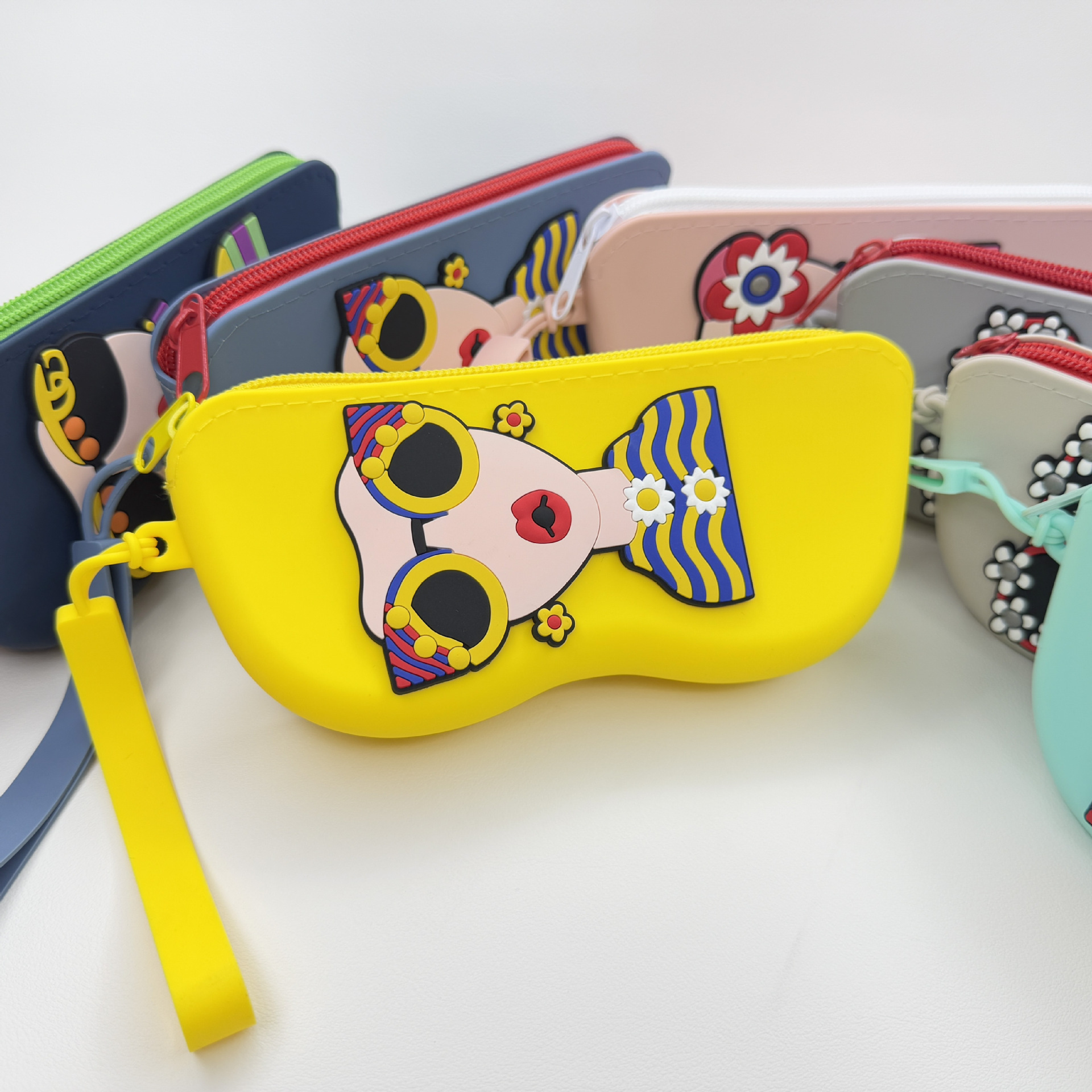 Travel Reading Accessories - Cartoon-Style Silicone Sunglasses Bag Fashion Ladies
